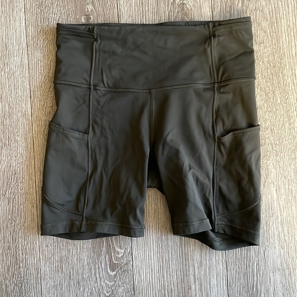 Lulu Lemon women’s size 4 biker shorts